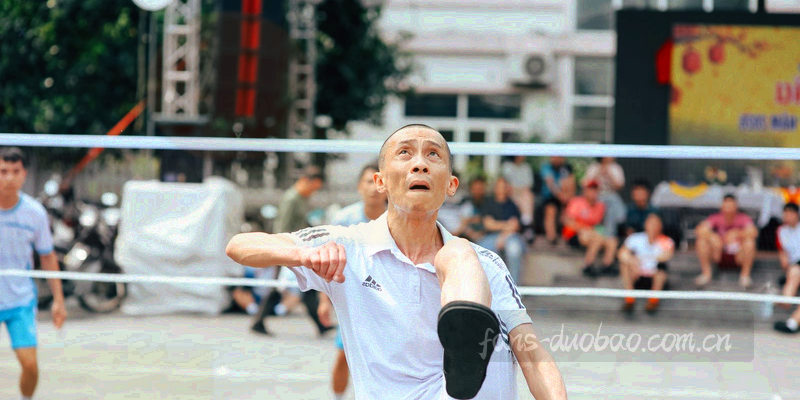 上升折线图与足球图标组成的抽象数据成长示意